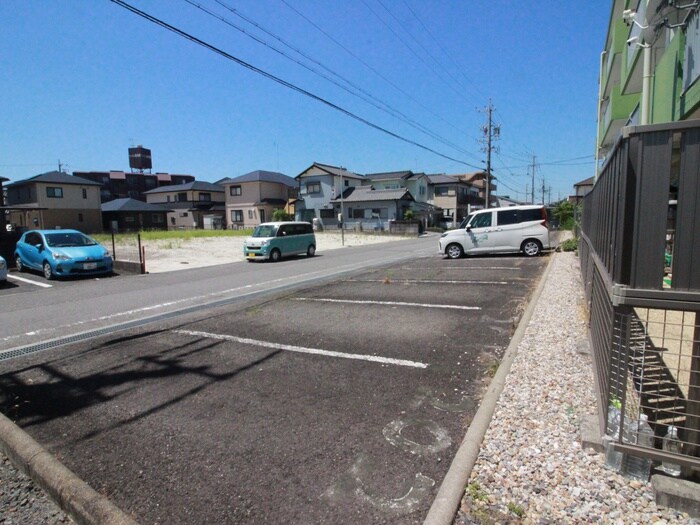 物件外観写真3　(駐車場)