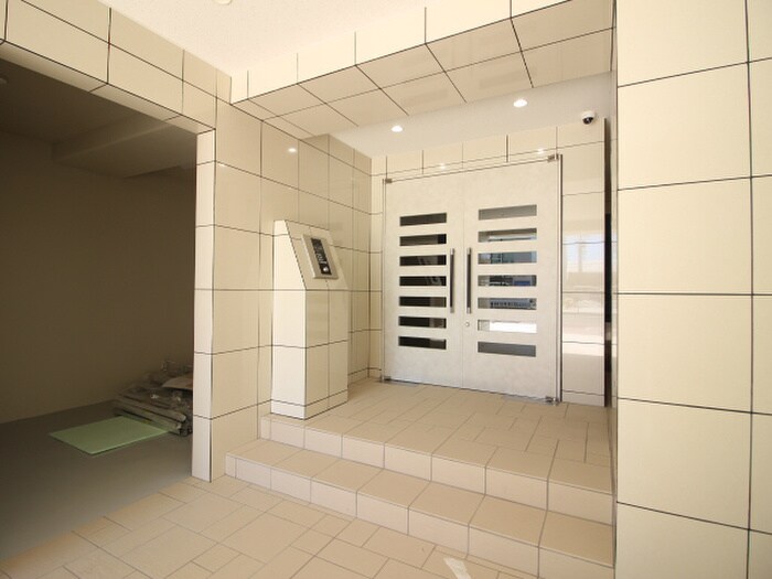 物件外観写真2　(エントランス部分)