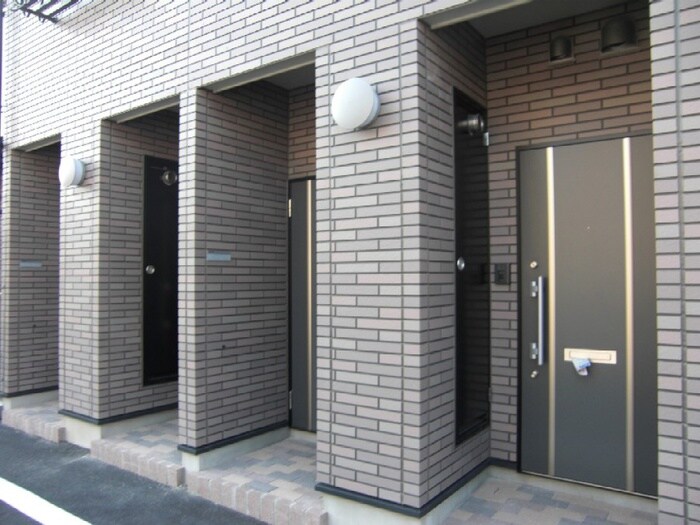 物件外観写真2　(エントランス部分)