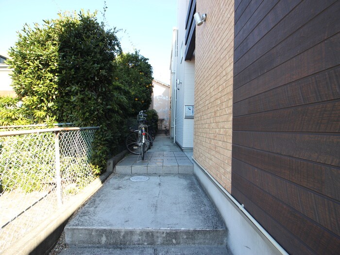 物件外観写真2　(エントランス部分)
