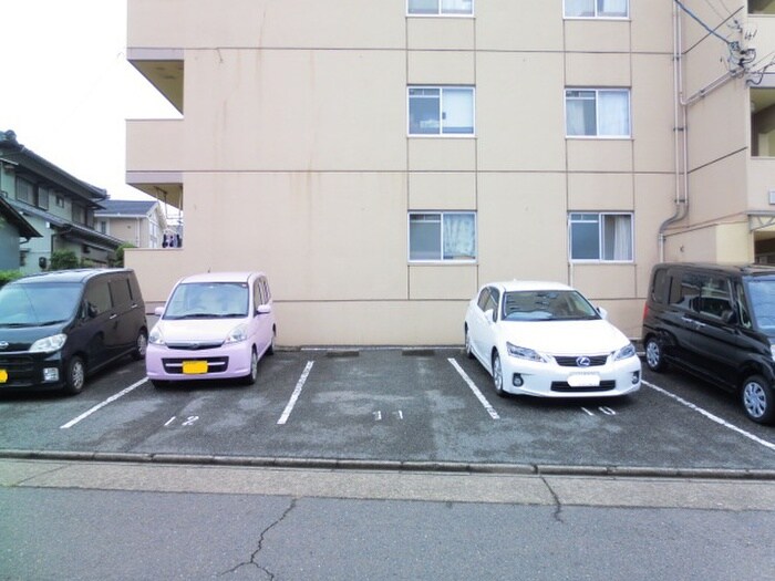 物件外観写真4　(駐車場)
