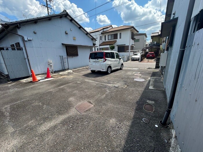 物件外観写真3　(駐車場)