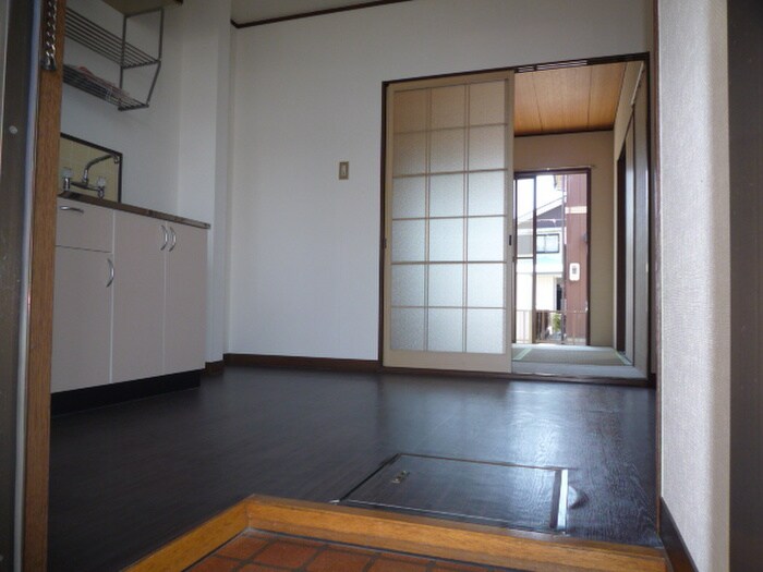 物件内観写真4　(玄関)