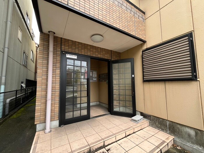 物件外観写真4　(エントランス部分)
