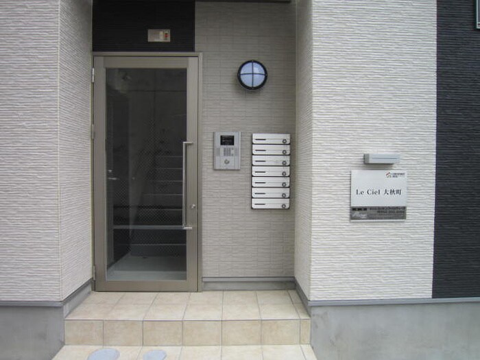 物件外観写真3　(エントランス部分)