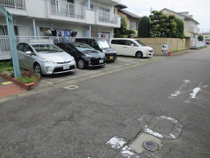 物件外観写真2　(駐車場)