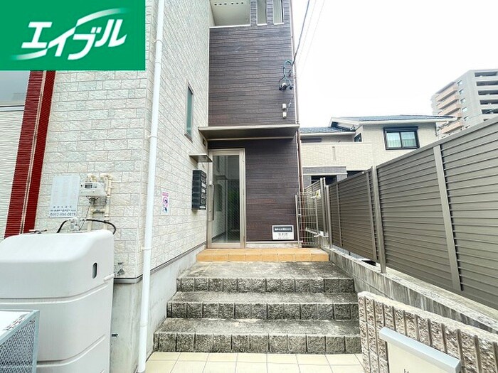 物件外観写真6　(エントランス部分)