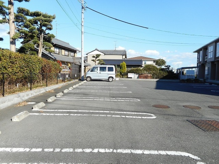 物件外観写真5　(駐車場)