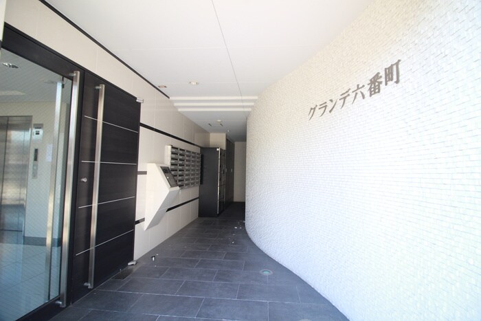 物件外観写真4　(エントランス部分)