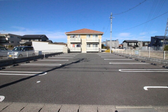 物件外観写真3　(駐車場)