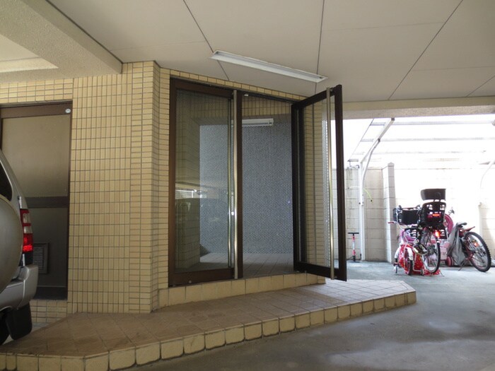 物件外観写真4　(エントランス部分)