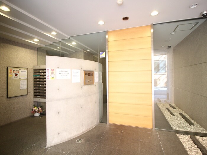 物件外観写真2　(エントランス部分)