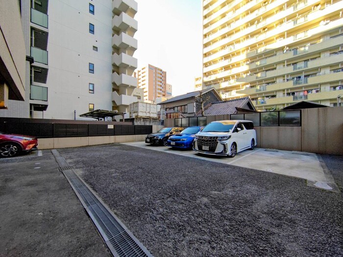 物件外観写真4　(駐車場)