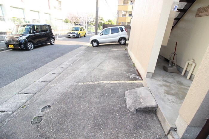 物件外観写真6　(駐車場)