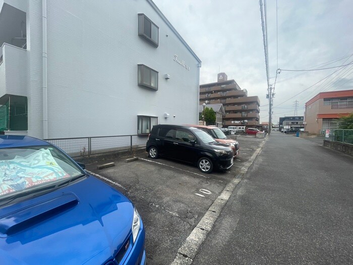 物件外観写真2　(駐車場)