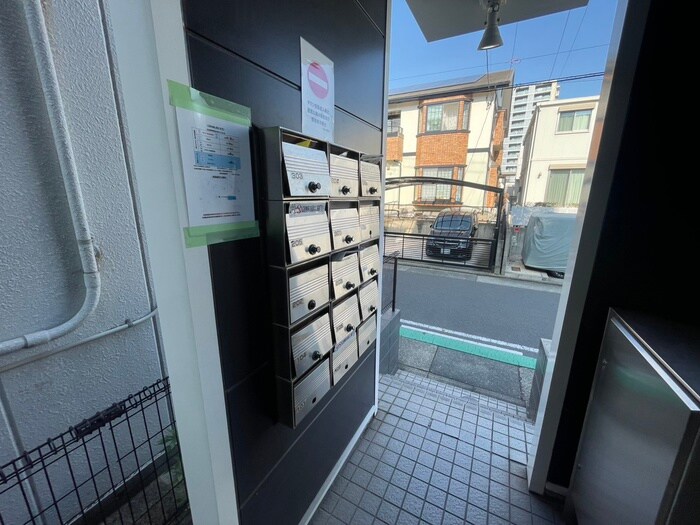 物件外観写真2　(エントランス部分)