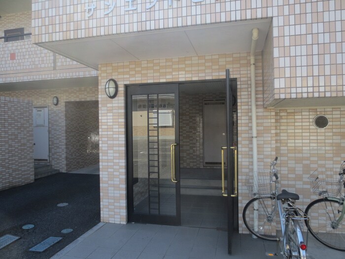 物件外観写真4　(エントランス部分)