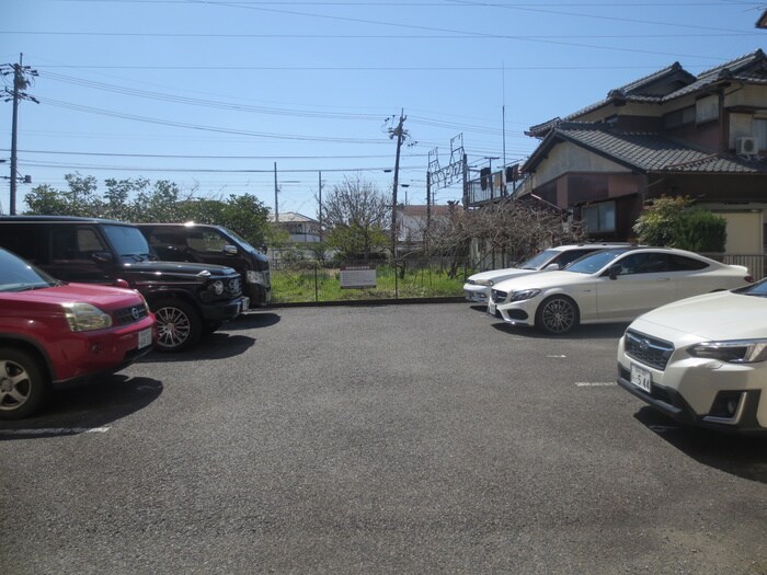 物件外観写真6　(駐車場)