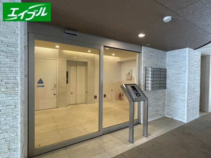 物件外観写真5　(エントランス部分)