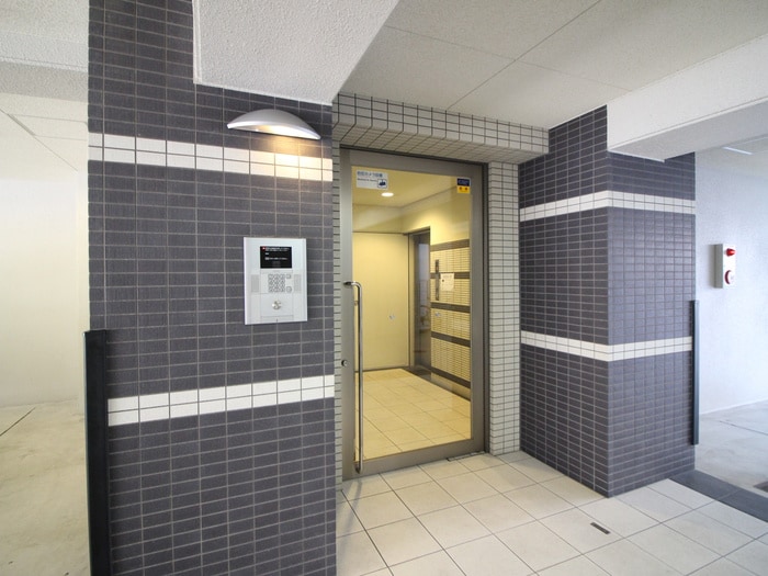 物件外観写真2　(エントランス部分)