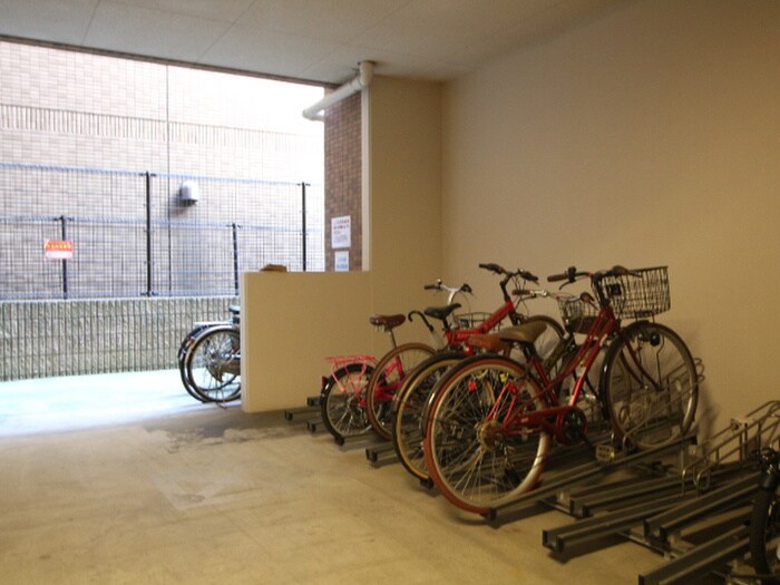 物件外観写真4　(駐輪場)