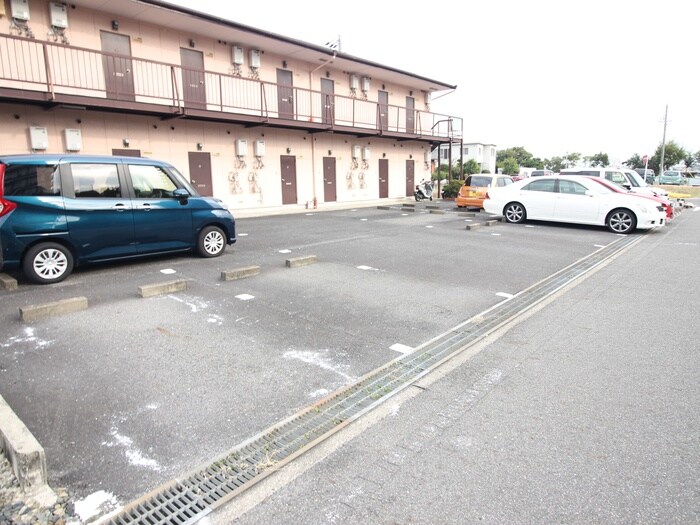 物件外観写真3　(駐車場)