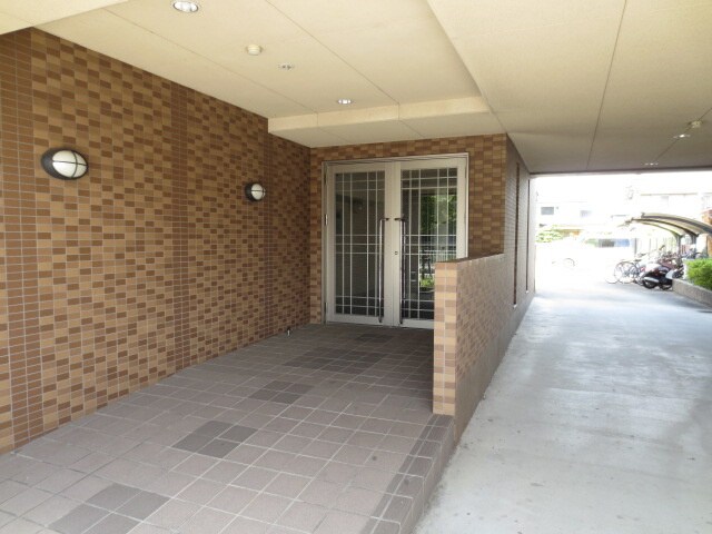 物件外観写真3　(エントランス部分)