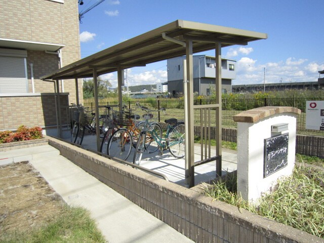 物件外観写真3　(駐輪場)