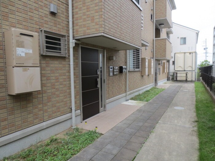 物件外観写真4　(エントランス部分)