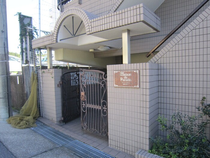 物件外観写真2　(エントランス部分)