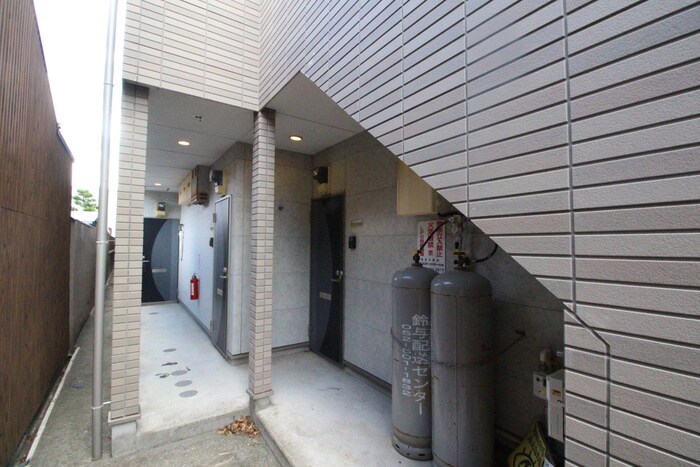 物件外観写真4　(エントランス部分)