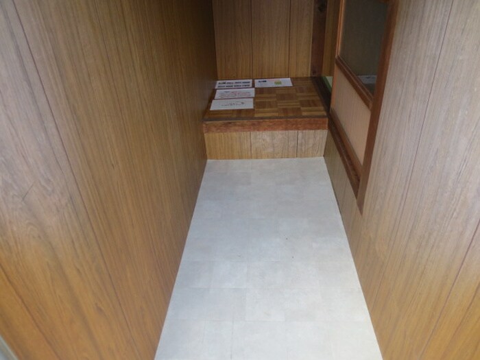 物件内観写真12　(玄関)