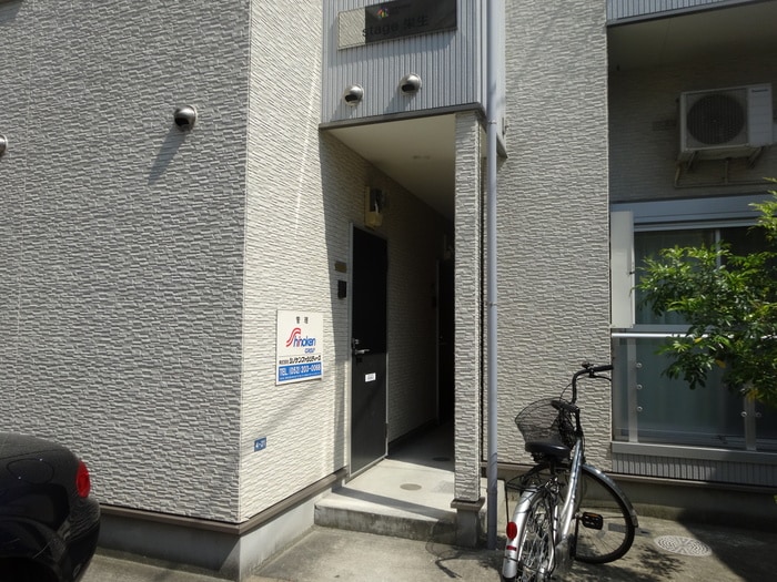 物件外観写真2　(エントランス部分)