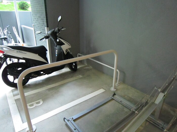 物件外観写真5　(バイク置き場)