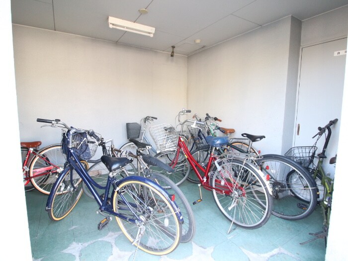 物件外観写真4　(駐輪場)