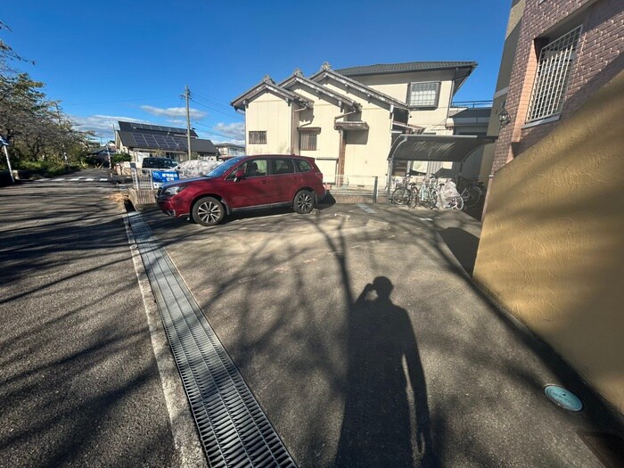 物件外観写真4　(駐車場)