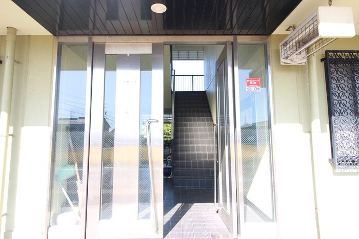 物件外観写真6　(エントランス部分)