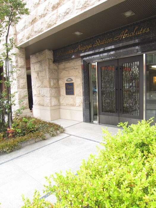 物件外観写真6　(エントランス部分)