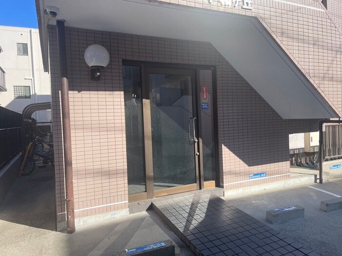物件外観写真2　(エントランス部分)