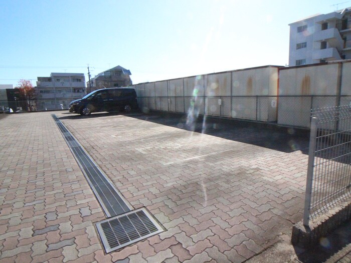 物件外観写真3　(駐車場)