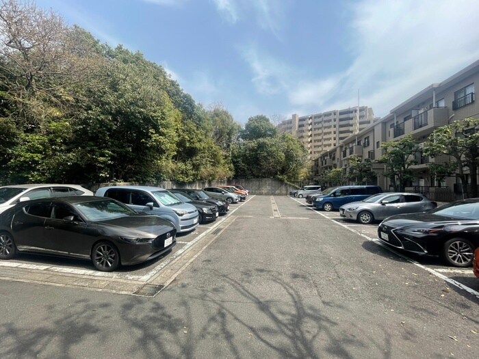 物件外観写真3　(駐車場)