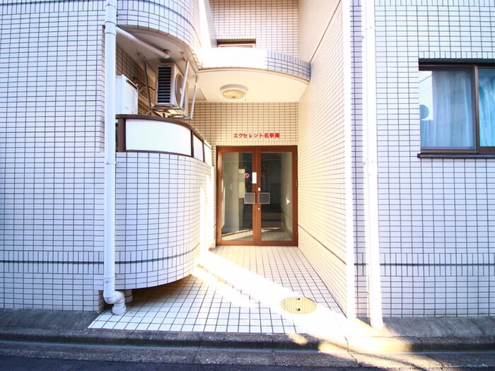 物件外観写真4　(エントランス部分)