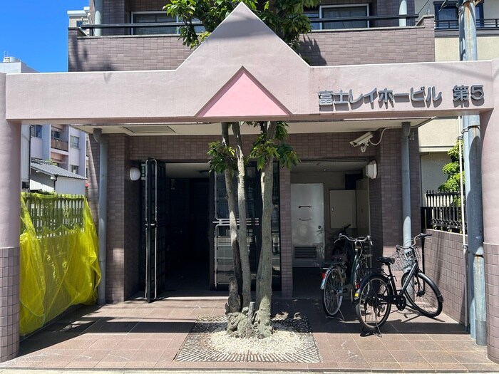 物件外観写真2　(エントランス部分)