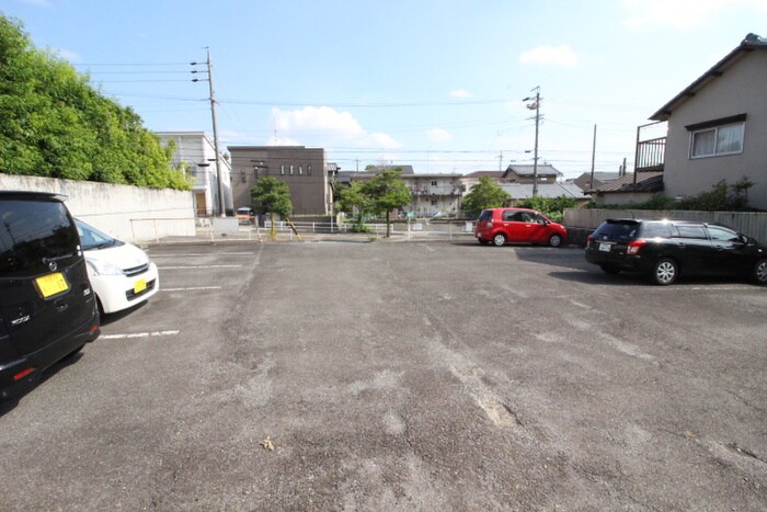 物件外観写真3　(駐車場)
