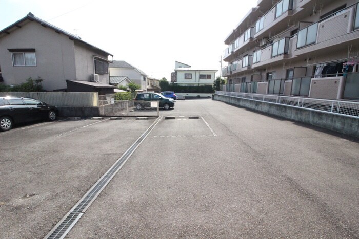 物件外観写真5　(駐車場)