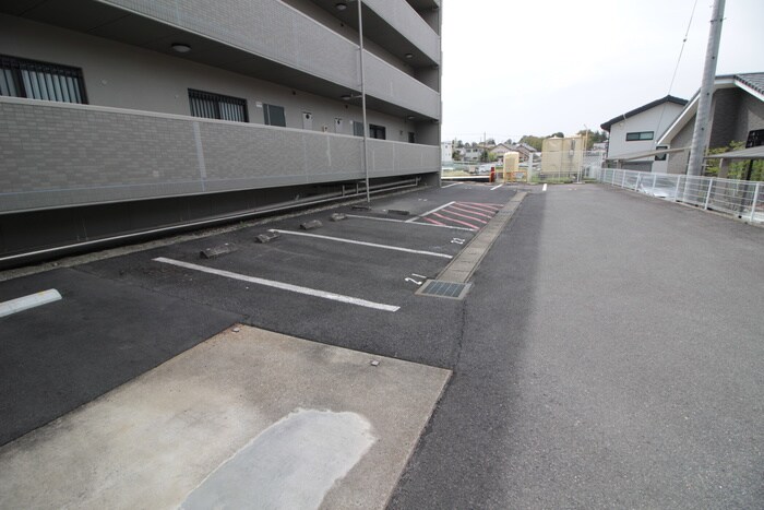 物件外観写真3　(駐車場)