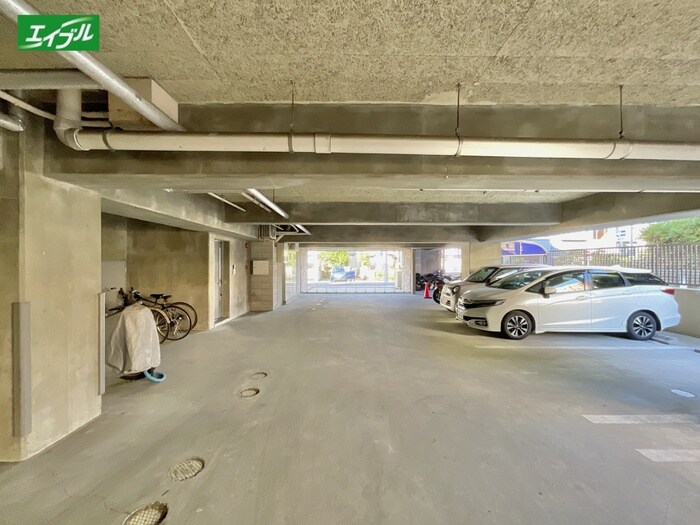 物件外観写真2　(駐車場)