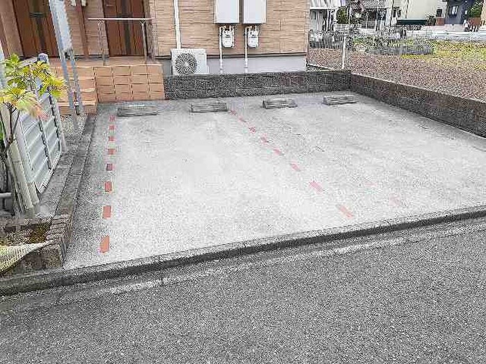 物件外観写真2　(駐車場)