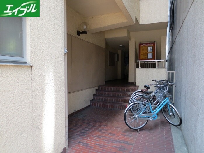 物件外観写真2　(エントランス部分)