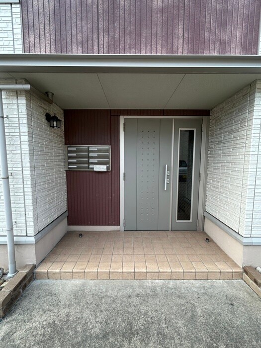 物件外観写真4　(エントランス部分)